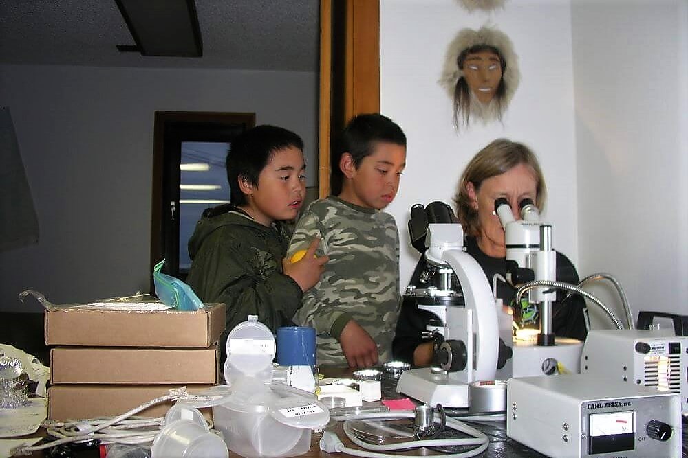 Students explore specimens under the microscope with BLE research associate Susan Schonberg